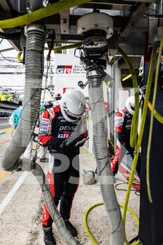 2021-08-22 - mechanic, mecanicien Toyota Gazoo Racing, Toyota GR010 - Hybrid, action pitlane, pit stop during the 24 Hours of Le Mans 2021, 4th round of the 2021 FIA World Endurance Championship, FIA WEC, on the Circuit de la Sarthe, from August 21 to 22, 2021 in Le Mans, France - Photo Germain Hazard / DPPI - 24 HOURS OF LE MANS 2021, 4TH ROUND OF THE 2021 FIA WORLD ENDURANCE CHAMPIONSHIP, WEC - ENDURANCE - MOTORS