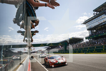 2021-08-22 - 51 Pier Guidi Alessandro (ita), Calado James (gbr), Ledogar Come (fra), AF Corse, Ferrari 488 GTE Evo, action, finish line, winner during the 24 Hours of Le Mans 2021, 4th round of the 2021 FIA World Endurance Championship, FIA WEC, on the Circuit de la Sarthe, from August 21 to 22, 2021 in Le Mans, France - Photo François Flamand / DPPI - 24 HOURS OF LE MANS 2021, 4TH ROUND OF THE 2021 FIA WORLD ENDURANCE CHAMPIONSHIP, WEC - ENDURANCE - MOTORS
