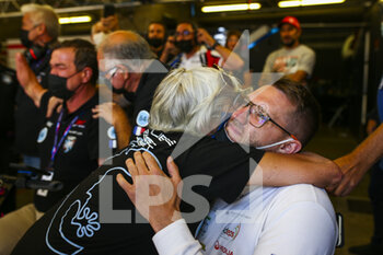 2021-08-22 - Bailly Nigel (bel), Association SRT41, Oreca 07-Gibson, portrait, joy after finishing the 24 Hours of Le Mans 2021, 4th round of the 2021 FIA World Endurance Championship, FIA WEC, on the Circuit de la Sarthe, from August 21 to 22, 2021 in Le Mans, France - Photo Julien Delfosse / DPPI - 24 HOURS OF LE MANS 2021, 4TH ROUND OF THE 2021 FIA WORLD ENDURANCE CHAMPIONSHIP, WEC - ENDURANCE - MOTORS