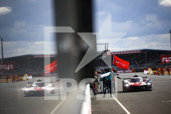 2021-08-22 - 08 Buemi Sébastien (swi), Nakajima Kazuki (jpn), Hartley Brendon (nzl), Toyota Gazoo Racing, Toyota GR010 - Hybrid, action during the 24 Hours of Le Mans 2021, 4th round of the 2021 FIA World Endurance Championship, FIA WEC, on the Circuit de la Sarthe, from August 21 to 22, 2021 in Le Mans, France - Photo Julien Delfosse / DPPI - 24 HOURS OF LE MANS 2021, 4TH ROUND OF THE 2021 FIA WORLD ENDURANCE CHAMPIONSHIP, WEC - ENDURANCE - MOTORS