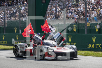2021-08-22 - 07 Conway Mike (gbr), Kobayashi Kamui (jpn), Lopez Jose Maria (arg), Toyota Gazoo Racing, Toyota GR010 - Hybrid, action celebrating their victory during the 24 Hours of Le Mans 2021, 4th round of the 2021 FIA World Endurance Championship, FIA WEC, on the Circuit de la Sarthe, from August 21 to 22, 2021 in Le Mans, France - Photo Xavi Bonilla / DPPI - 24 HOURS OF LE MANS 2021, 4TH ROUND OF THE 2021 FIA WORLD ENDURANCE CHAMPIONSHIP, WEC - ENDURANCE - MOTORS