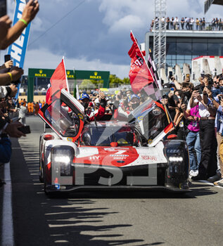 2021-08-22 - 07 Conway Mike (gbr), Kobayashi Kamui (jpn), Lopez Jose Maria (arg), Toyota Gazoo Racing, Toyota GR010 - Hybrid, action celebrating their victory during the 24 Hours of Le Mans 2021, 4th round of the 2021 FIA World Endurance Championship, FIA WEC, on the Circuit de la Sarthe, from August 21 to 22, 2021 in Le Mans, France - Photo Xavi Bonilla / DPPI - 24 HOURS OF LE MANS 2021, 4TH ROUND OF THE 2021 FIA WORLD ENDURANCE CHAMPIONSHIP, WEC - ENDURANCE - MOTORS