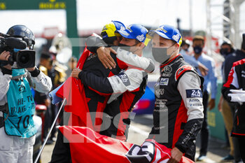2021-08-22 - 07 Conway Mike (gbr), Kobayashi Kamui (jpn), Lopez Jose Maria (arg), Toyota Gazoo Racing, Toyota GR010 - Hybrid, celebrating their win during the 24 Hours of Le Mans 2021, 4th round of the 2021 FIA World Endurance Championship, FIA WEC, on the Circuit de la Sarthe, from August 21 to 22, 2021 in Le Mans, France - Photo Frédéric Le Floc'h / DPPI - 24 HOURS OF LE MANS 2021, 4TH ROUND OF THE 2021 FIA WORLD ENDURANCE CHAMPIONSHIP, WEC - ENDURANCE - MOTORS