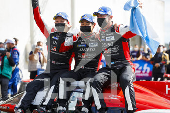 2021-08-22 - 07 Conway Mike (gbr), Kobayashi Kamui (jpn), Lopez Jose Maria (arg), Toyota Gazoo Racing, Toyota GR010 - Hybrid, celebrating their win during the 24 Hours of Le Mans 2021, 4th round of the 2021 FIA World Endurance Championship, FIA WEC, on the Circuit de la Sarthe, from August 21 to 22, 2021 in Le Mans, France - Photo Frédéric Le Floc'h / DPPI - 24 HOURS OF LE MANS 2021, 4TH ROUND OF THE 2021 FIA WORLD ENDURANCE CHAMPIONSHIP, WEC - ENDURANCE - MOTORS