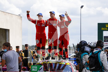 2021-08-22 - 51 Pier Guidi Alessandro (ita), Calado James (gbr), Ledogar Come (fra), AF Corse, Ferrari 488 GTE Evo, celebrates their win during the 24 Hours of Le Mans 2021, 4th round of the 2021 FIA World Endurance Championship, FIA WEC, on the Circuit de la Sarthe, from August 21 to 22, 2021 in Le Mans, France - Photo Frédéric Le Floc'h / DPPI - 24 HOURS OF LE MANS 2021, 4TH ROUND OF THE 2021 FIA WORLD ENDURANCE CHAMPIONSHIP, WEC - ENDURANCE - MOTORS
