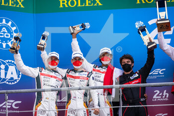 2021-08-22 - 28 Gelael Sean (idn), Vandoorne Stoffel (bel), Blomqvist Tom (gbr), Jota, Oreca 07 - Gibson, podium during the 24 Hours of Le Mans 2021, 4th round of the 2021 FIA World Endurance Championship, FIA WEC, on the Circuit de la Sarthe, from August 21 to 22, 2021 in Le Mans, France - Photo Germain Hazard / DPPI - 24 HOURS OF LE MANS 2021, 4TH ROUND OF THE 2021 FIA WORLD ENDURANCE CHAMPIONSHIP, WEC - ENDURANCE - MOTORS