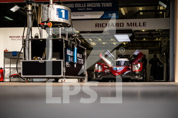 2021-10-28 - 01 Floersch Sophia (ger), Visser Beitske (nld), Richard Mille Racing Team, Oreca 07 - Gibson, ambiance during the 6 Hours of Bahrain, 5th round of the 2021 FIA World Endurance Championship, FIA WEC, on the Bahrain International Circuit, from October 28 to 30, 2021 in Sakhir, Bahrain - 6 HOURS OF BAHRAIN, 5TH ROUND OF THE 2021 FIA WORLD ENDURANCE CHAMPIONSHIP, FIA WEC - ENDURANCE - MOTORS