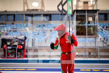 2021-10-29 - 51 Pier Guidi Alessandro (ita), Calado James (gbr), AF Corse, Ferrari 488 GTE Evo, action mechanic, mecanicien during the 6 Hours of Bahrain, 5th round of the 2021 FIA World Endurance Championship, FIA WEC, on the Bahrain International Circuit, from October 28 to 30, 2021 in Sakhir, Bahrain - 6 HOURS OF BAHRAIN, 5TH ROUND OF THE 2021 FIA WORLD ENDURANCE CHAMPIONSHIP, FIA WEC - ENDURANCE - MOTORS