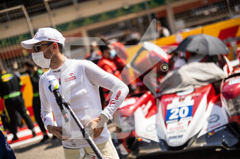 2021-10-30 - Kubica Robert (pol), High Class Racing, Oreca 07 - Gibson, portrait starting grid, grille de depart, during the 6 Hours of Bahrain, 5th round of the 2021 FIA World Endurance Championship, FIA WEC, on the Bahrain International Circuit, from October 28 to 30, 2021 in Sakhir, Bahrain - 6 HOURS OF BAHRAIN, 5TH ROUND OF THE 2021 FIA WORLD ENDURANCE CHAMPIONSHIP, FIA WEC - ENDURANCE - MOTORS