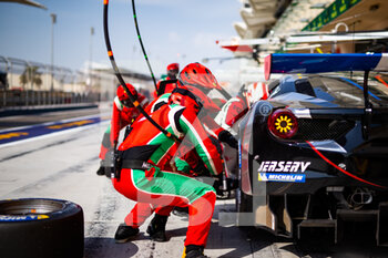 2021-10-30 - 83 Perrodo Francois (fra), Nielsen Nicklas (dnk), Rovera Alessio (ita), AF Corse, Ferrari 488 GTE Evo, action mechanic, mecanicien during the 6 Hours of Bahrain, 5th round of the 2021 FIA World Endurance Championship, FIA WEC, on the Bahrain International Circuit, from October 28 to 30, 2021 in Sakhir, Bahrain - 6 HOURS OF BAHRAIN, 5TH ROUND OF THE 2021 FIA WORLD ENDURANCE CHAMPIONSHIP, FIA WEC - ENDURANCE - MOTORS