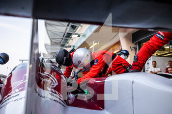 2021-10-30 - 20 Kubica Robert (pol), Fjordbach Anders (dnk), Andersen Dennis (dnk), High Class Racing, Oreca 07 - Gibson, action pitlane, pistop during the 6 Hours of Bahrain, 5th round of the 2021 FIA World Endurance Championship, FIA WEC, on the Bahrain International Circuit, from October 28 to 30, 2021 in Sakhir, Bahrain - 6 HOURS OF BAHRAIN, 5TH ROUND OF THE 2021 FIA WORLD ENDURANCE CHAMPIONSHIP, FIA WEC - ENDURANCE - MOTORS