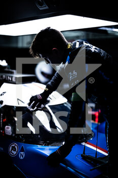 2021-11-04 - 036 mechanic, mecanicien ingenieur engineer Alpine Elf Matmut, Alpine A480 - Gibson, ambiance during the 8 Hours of Bahrain, 6th round of the 2021 FIA World Endurance Championship, FIA WEC, on the Bahrain International Circuit, from November 4 to 6, 2021 in Sakhir, Bahrain - 8 HOURS OF BAHRAIN, 6TH ROUND OF THE 2021 FIA WORLD ENDURANCE CHAMPIONSHIP, FIA WEC - ENDURANCE - MOTORS