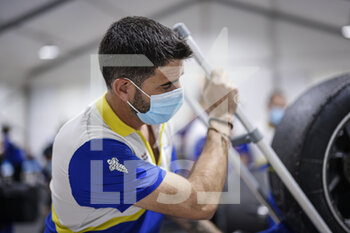 2021-11-06 - MECHANIC, MECANICIEN during the 8 Hours of Bahrain, 6th round of the 2021 FIA World Endurance Championship, FIA WEC, on the Bahrain International Circuit, from November 4 to 6, 2021 in Sakhir, Bahrain - 8 HOURS OF BAHRAIN, 6TH ROUND OF THE 2021 FIA WORLD ENDURANCE CHAMPIONSHIP, FIA WEC - ENDURANCE - MOTORS