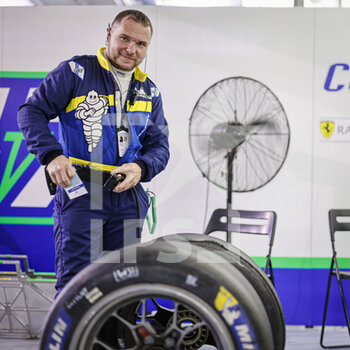 2021-11-06 - MICHELIN ENGINEER during the 8 Hours of Bahrain, 6th round of the 2021 FIA World Endurance Championship, FIA WEC, on the Bahrain International Circuit, from November 4 to 6, 2021 in Sakhir, Bahrain - 8 HOURS OF BAHRAIN, 6TH ROUND OF THE 2021 FIA WORLD ENDURANCE CHAMPIONSHIP, FIA WEC - ENDURANCE - MOTORS