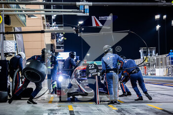 2021-11-06 - 22 Hanson Philip (gbr), Scherer Fabio (che), Albuquerque Filipe (por), United Autosports USA, Oreca 07 - Gibson, action pitlane, pitstop during the 8 Hours of Bahrain, 6th round of the 2021 FIA World Endurance Championship, FIA WEC, on the Bahrain International Circuit, from November 4 to 6, 2021 in Sakhir, Bahrain - 8 HOURS OF BAHRAIN, 6TH ROUND OF THE 2021 FIA WORLD ENDURANCE CHAMPIONSHIP, FIA WEC - ENDURANCE - MOTORS
