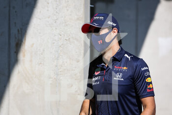 2021-07-30 - PEREZ Sergio (mex), Red Bull Racing Honda RB16B, portrait during the Formula 1 Magyar Nagydij 2021, Hungarian Grand Prix, 11th round of the 2021 FIA Formula One World Championship from July 30 to August 1, 2021 on the Hungaroring, in Mogyorod, near Budapest, Hungary - Photo Antonin Vincent / DPPI - FORMULA 1 MAGYAR NAGYDIJ 2021, HUNGARIAN GRAND PRIX - FORMULA 1 - MOTORS
