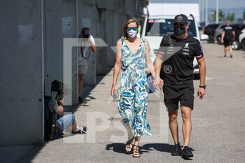 2021-07-30 - BOTTAS Valtteri (fin), Mercedes AMG F1 GP W12 E Performance, portrait with his girlfriend CROMWELL Tiffany during the Formula 1 Magyar Nagydij 2021, Hungarian Grand Prix, 11th round of the 2021 FIA Formula One World Championship from July 30 to August 1, 2021 on the Hungaroring, in Mogyorod, near Budapest, Hungary - Photo Antonin Vincent / DPPI - FORMULA 1 MAGYAR NAGYDIJ 2021, HUNGARIAN GRAND PRIX - FORMULA 1 - MOTORS
