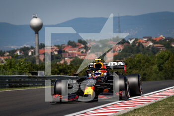 2021-07-30 - 11 PEREZ Sergio (mex), Red Bull Racing Honda RB16B, action during the Formula 1 Magyar Nagydij 2021, Hungarian Grand Prix, 11th round of the 2021 FIA Formula One World Championship from July 30 to August 1, 2021 on the Hungaroring, in Mogyorod, near Budapest, Hungary - Photo Antonin Vincent / DPPI - FORMULA 1 MAGYAR NAGYDIJ 2021, HUNGARIAN GRAND PRIX - FORMULA 1 - MOTORS