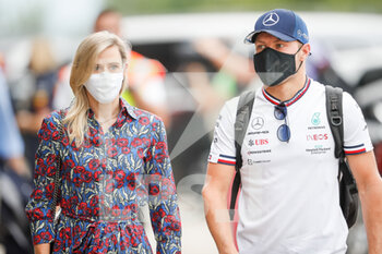 2021-07-31 - BOTTAS Valtteri (fin), Mercedes AMG F1 GP W12 E Performance, portrait with his girlfriend CROMWELL Tiffany during the Formula 1 Magyar Nagydij 2021, Hungarian Grand Prix, 11th round of the 2021 FIA Formula One World Championship from July 30 to August 1, 2021 on the Hungaroring, in Mogyorod, near Budapest, Hungary - Photo Antonin Vincent / DPPI - FORMULA 1 MAGYAR NAGYDIJ 2021, HUNGARIAN GRAND PRIX - FORMULA 1 - MOTORS