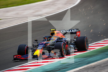 2021-07-31 - PEREZ Sergio (mex), Red Bull Racing Honda RB16B, action sparks during the Formula 1 Magyar Nagydij 2021, Hungarian Grand Prix, 11th round of the 2021 FIA Formula One World Championship from July 30 to August 1, 2021 on the Hungaroring, in Mogyorod, near Budapest, Hungary - Photo Antonin Vincent / DPPI - FORMULA 1 MAGYAR NAGYDIJ 2021, HUNGARIAN GRAND PRIX - FORMULA 1 - MOTORS