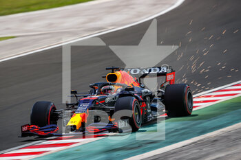 2021-07-31 - 33 VERSTAPPEN Max (nld), Red Bull Racing Honda RB16B, action sparks during the Formula 1 Magyar Nagydij 2021, Hungarian Grand Prix, 11th round of the 2021 FIA Formula One World Championship from July 30 to August 1, 2021 on the Hungaroring, in Mogyorod, near Budapest, Hungary - Photo Antonin Vincent / DPPI - FORMULA 1 MAGYAR NAGYDIJ 2021, HUNGARIAN GRAND PRIX - FORMULA 1 - MOTORS