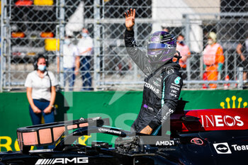 2021-07-31 - HAMILTON Lewis (gbr), Mercedes AMG F1 GP W12 E Performance, celebration pole position during the Formula 1 Magyar Nagydij 2021, Hungarian Grand Prix, 11th round of the 2021 FIA Formula One World Championship from July 30 to August 1, 2021 on the Hungaroring, in Mogyorod, near Budapest, Hungary - Photo Antonin Vincent / DPPI - FORMULA 1 MAGYAR NAGYDIJ 2021, HUNGARIAN GRAND PRIX - FORMULA 1 - MOTORS