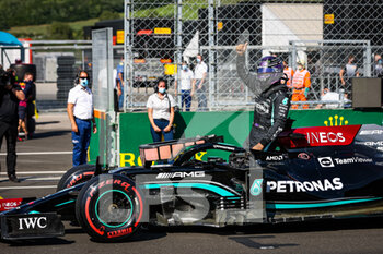 2021-07-31 - HAMILTON Lewis (gbr), Mercedes AMG F1 GP W12 E Performance, celebration pole position during the Formula 1 Magyar Nagydij 2021, Hungarian Grand Prix, 11th round of the 2021 FIA Formula One World Championship from July 30 to August 1, 2021 on the Hungaroring, in Mogyorod, near Budapest, Hungary - Photo Antonin Vincent / DPPI - FORMULA 1 MAGYAR NAGYDIJ 2021, HUNGARIAN GRAND PRIX - FORMULA 1 - MOTORS