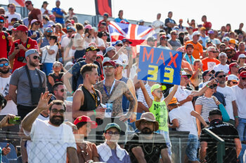 2021-07-31 - spectators, fans of VERSTAPPEN Max (ned), Red Bull Racing Honda RB16B, during the Formula 1 Magyar Nagydij 2021, Hungarian Grand Prix, 11th round of the 2021 FIA Formula One World Championship from July 30 to August 1, 2021 on the Hungaroring, in Mogyorod, near Budapest, Hungary - Photo Antonin Vincent / DPPI - FORMULA 1 MAGYAR NAGYDIJ 2021, HUNGARIAN GRAND PRIX - FORMULA 1 - MOTORS