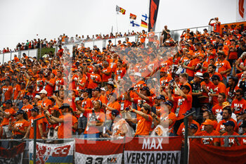 2021-08-01 - VERSTAPPEN Max (ned), Red Bull Racing Honda RB16B, fans during the Formula 1 Magyar Nagydij 2021, Hungarian Grand Prix, 11th round of the 2021 FIA Formula One World Championship from July 30 to August 1, 2021 on the Hungaroring, in Mogyorod, near Budapest, Hungary - Photo Xavi Bonilla / DPPI - FORMULA 1 MAGYAR NAGYDIJ 2021, HUNGARIAN GRAND PRIX - FORMULA 1 - MOTORS