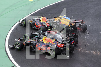 2021-08-01 - Race start of the race, depart, crash, accident, 33 VERSTAPPEN Max (nld), Red Bull Racing Honda RB16B, action 11 PEREZ Sergio (mex), Red Bull Racing Honda RB16B, action 04 NORRIS Lando (gbr), McLaren MCL35M, action 77 BOTTAS Valtteri (fin), Mercedes AMG F1 GP W12 E Performance, action during the Formula 1 Magyar Nagydij 2021, Hungarian Grand Prix, 11th round of the 2021 FIA Formula One World Championship from July 30 to August 1, 2021 on the Hungaroring, in Mogyorod, near Budapest, Hungary - Photo DPPI - FORMULA 1 MAGYAR NAGYDIJ 2021, HUNGARIAN GRAND PRIX - FORMULA 1 - MOTORS