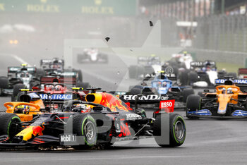 2021-08-01 - crash, accident, start of the race, depart, 33 VERSTAPPEN Max (nld), Red Bull Racing Honda RB16B, action during the Formula 1 Magyar Nagydij 2021, Hungarian Grand Prix, 11th round of the 2021 FIA Formula One World Championship from July 30 to August 1, 2021 on the Hungaroring, in Mogyorod, near Budapest, Hungary - Photo DPPI - FORMULA 1 MAGYAR NAGYDIJ 2021, HUNGARIAN GRAND PRIX - FORMULA 1 - MOTORS