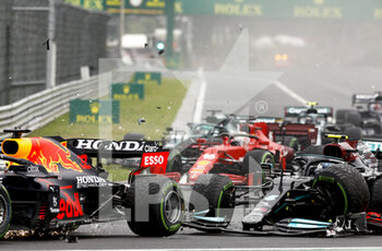 2021-08-01 - crash, accident, start of the race, depart, 77 BOTTAS Valtteri (fin), Mercedes AMG F1 GP W12 E Performance, 33 VERSTAPPEN Max (nld), Red Bull Racing Honda RB16B, action during the Formula 1 Magyar Nagydij 2021, Hungarian Grand Prix, 11th round of the 2021 FIA Formula One World Championship from July 30 to August 1, 2021 on the Hungaroring, in Mogyorod, near Budapest, Hungary - Photo DPPI - FORMULA 1 MAGYAR NAGYDIJ 2021, HUNGARIAN GRAND PRIX - FORMULA 1 - MOTORS