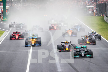 2021-08-01 - start of the race, depart, 44 HAMILTON Lewis (gbr), Mercedes AMG F1 GP W12 E Performance, 33 VERSTAPPEN Max (nld), Red Bull Racing Honda RB16B, action during the Formula 1 Magyar Nagydij 2021, Hungarian Grand Prix, 11th round of the 2021 FIA Formula One World Championship from July 30 to August 1, 2021 on the Hungaroring, in Mogyorod, near Budapest, Hungary - Photo Antonin Vincent / DPPI - FORMULA 1 MAGYAR NAGYDIJ 2021, HUNGARIAN GRAND PRIX - FORMULA 1 - MOTORS