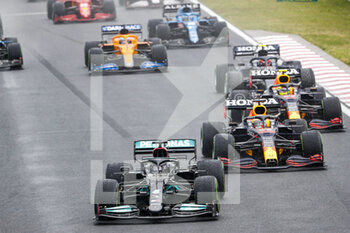 2021-08-01 - Start of the race, 44 HAMILTON Lewis (gbr), Mercedes AMG F1 GP W12 E Performance, 33 VERSTAPPEN Max (nld), Red Bull Racing Honda RB16B, action during the Formula 1 Magyar Nagydij 2021, Hungarian Grand Prix, 11th round of the 2021 FIA Formula One World Championship from July 30 to August 1, 2021 on the Hungaroring, in Mogyorod, near Budapest, Hungary - Photo Antonin Vincent / DPPI - FORMULA 1 MAGYAR NAGYDIJ 2021, HUNGARIAN GRAND PRIX - FORMULA 1 - MOTORS