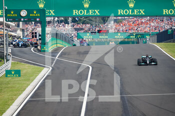 2021-08-01 - 44 HAMILTON Lewis (gbr), Mercedes AMG F1 GP W12 E Performance, action alone at the restart while all the other cars changed tyres in the pitlane, during the Formula 1 Magyar Nagydij 2021, Hungarian Grand Prix, 11th round of the 2021 FIA Formula One World Championship from July 30 to August 1, 2021 on the Hungaroring, in Mogyorod, near Budapest, Hungary - Photo Antonin Vincent / DPPI - FORMULA 1 MAGYAR NAGYDIJ 2021, HUNGARIAN GRAND PRIX - FORMULA 1 - MOTORS
