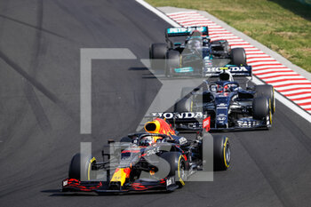 2021-08-01 - 33 VERSTAPPEN Max (nld), Red Bull Racing Honda RB16B, 10 GASLY Pierre (fra), Scuderia AlphaTauri Honda AT02, action during the Formula 1 Magyar Nagydij 2021, Hungarian Grand Prix, 11th round of the 2021 FIA Formula One World Championship from July 30 to August 1, 2021 on the Hungaroring, in Mogyorod, near Budapest, Hungary - Photo Antonin Vincent / DPPI - FORMULA 1 MAGYAR NAGYDIJ 2021, HUNGARIAN GRAND PRIX - FORMULA 1 - MOTORS
