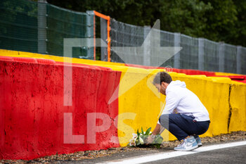 2021-08-26 - GASLY Pierre (fra), Scuderia AlphaTauri Honda AT02, portrait bringing flowers in the Raidillon in memory of Anthoine Hubert during the Formula 1 Belgium Grand Prix, 12th round of the 2021 FIA Formula One World Championship from August 27 to 29, 2021 on the Circuit de Spa-Francorchamps, in Stavelot, near Liège, Belgium - Photo Antonin Vincent / DPPI - FORMULA 1 BELGIUM GRAND PRIX, 12TH ROUND OF THE 2021 FIA FORMULA ONE WORLD CHAMPIONSHIP - FORMULA 1 - MOTORS