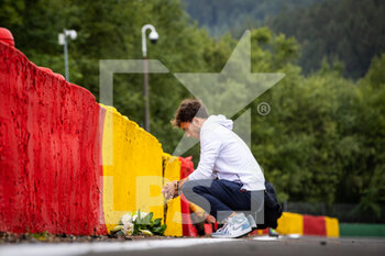 2021-08-26 - GASLY Pierre (fra), Scuderia AlphaTauri Honda AT02, portrait bringing flowers in the Raidillon in memory of Anthoine Hubert during the Formula 1 Belgium Grand Prix, 12th round of the 2021 FIA Formula One World Championship from August 27 to 29, 2021 on the Circuit de Spa-Francorchamps, in Stavelot, near Liège, Belgium - Photo Antonin Vincent / DPPI - FORMULA 1 BELGIUM GRAND PRIX, 12TH ROUND OF THE 2021 FIA FORMULA ONE WORLD CHAMPIONSHIP - FORMULA 1 - MOTORS
