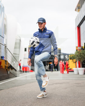 2021-09-02 - RUSSELL George (gbr), Williams Racing F1 FW43B, portrait playing football during the Formula 1 Heineken Dutch Grand Prix 2021, 13th round of the 2021 FIA Formula One World Championship from September 3 to 5, 2021 on the Circuit Zandvoort, in Zandvoort, Netherlands - Photo Antonin Vincent / DPPI - FORMULA 1 HEINEKEN DUTCH GRAND PRIX 2021, 13TH ROUND OF THE 2021 FIA FORMULA ONE WORLD CHAMPIONSHIP - FORMULA 1 - MOTORS