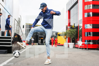 2021-09-02 - RUSSELL George (gbr), Williams Racing F1 FW43B, portrait playing football during the Formula 1 Heineken Dutch Grand Prix 2021, 13th round of the 2021 FIA Formula One World Championship from September 3 to 5, 2021 on the Circuit Zandvoort, in Zandvoort, Netherlands - Photo Antonin Vincent / DPPI - FORMULA 1 HEINEKEN DUTCH GRAND PRIX 2021, 13TH ROUND OF THE 2021 FIA FORMULA ONE WORLD CHAMPIONSHIP - FORMULA 1 - MOTORS
