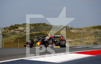 2021-09-03 - PEREZ Sergio (mex), Red Bull Racing Honda RB16B, action during the Formula 1 Heineken Dutch Grand Prix 2021, 13th round of the 2021 FIA Formula One World Championship from September 3 to 5, 2021 on the Circuit Zandvoort, in Zandvoort, Netherlands - FORMULA 1 HEINEKEN DUTCH GRAND PRIX 2021, 13TH ROUND OF THE 2021 FIA FORMULA ONE WORLD CHAMPIONSHIP - FORMULA 1 - MOTORS