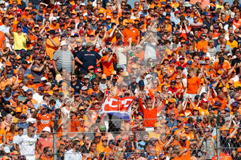 2021-09-03 - Fans in the grandstands, gradins, during the Formula 1 Heineken Dutch Grand Prix 2021, 13th round of the 2021 FIA Formula One World Championship from September 3 to 5, 2021 on the Circuit Zandvoort, in Zandvoort, Netherlands - FORMULA 1 HEINEKEN DUTCH GRAND PRIX 2021, 13TH ROUND OF THE 2021 FIA FORMULA ONE WORLD CHAMPIONSHIP - FORMULA 1 - MOTORS