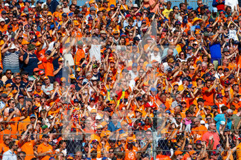 2021-09-03 - Fans in the grandstands, gradins, during the Formula 1 Heineken Dutch Grand Prix 2021, 13th round of the 2021 FIA Formula One World Championship from September 3 to 5, 2021 on the Circuit Zandvoort, in Zandvoort, Netherlands - FORMULA 1 HEINEKEN DUTCH GRAND PRIX 2021, 13TH ROUND OF THE 2021 FIA FORMULA ONE WORLD CHAMPIONSHIP - FORMULA 1 - MOTORS
