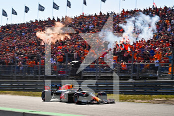 2021-09-03 - VERSTAPPEN Max (ned), Red Bull Racing Honda RB16B, action in front of his fans during the Formula 1 Heineken Dutch Grand Prix 2021, 13th round of the 2021 FIA Formula One World Championship from September 3 to 5, 2021 on the Circuit Zandvoort, in Zandvoort, Netherlands - FORMULA 1 HEINEKEN DUTCH GRAND PRIX 2021, 13TH ROUND OF THE 2021 FIA FORMULA ONE WORLD CHAMPIONSHIP - FORMULA 1 - MOTORS