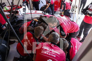 2021-09-04 - Alfa Romeo Racing ORLEN Team struggling to remove the front wheel nut on the 99 GIOVINAZZI Antonio (ita), Alfa Romeo Racing ORLEN C41 during the Formula 1 Heineken Dutch Grand Prix 2021, 13th round of the 2021 FIA Formula One World Championship from September 3 to 5, 2021 on the Circuit Zandvoort, in Zandvoort, Netherlands - FORMULA 1 HEINEKEN DUTCH GRAND PRIX 2021, 13TH ROUND OF THE 2021 FIA FORMULA ONE WORLD CHAMPIONSHIP - FORMULA 1 - MOTORS