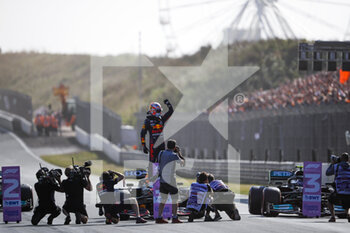 2021-09-04 - VERSTAPPEN Max (ned), Red Bull Racing Honda RB16B, celebrating his pole position during the Formula 1 Heineken Dutch Grand Prix 2021, 13th round of the 2021 FIA Formula One World Championship from September 3 to 5, 2021 on the Circuit Zandvoort, in Zandvoort, Netherlands - FORMULA 1 HEINEKEN DUTCH GRAND PRIX 2021, 13TH ROUND OF THE 2021 FIA FORMULA ONE WORLD CHAMPIONSHIP - FORMULA 1 - MOTORS