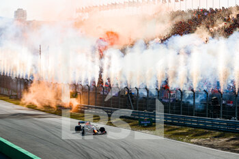 2021-09-05 - VERSTAPPEN Max (ned), Red Bull Racing Honda RB16B, action celebrating his victory in front of the crowd during the Formula 1 Heineken Dutch Grand Prix 2021, 13th round of the 2021 FIA Formula One World Championship from September 3 to 5, 2021 on the Circuit Zandvoort, in Zandvoort, Netherlands - FORMULA 1 HEINEKEN DUTCH GRAND PRIX 2021, 13TH ROUND OF THE 2021 FIA FORMULA ONE WORLD CHAMPIONSHIP - FORMULA 1 - MOTORS