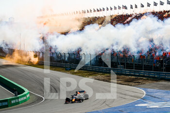 2021-09-05 - VERSTAPPEN Max (ned), Red Bull Racing Honda RB16B, action celebrating his victory in front of the crowd during the Formula 1 Heineken Dutch Grand Prix 2021, 13th round of the 2021 FIA Formula One World Championship from September 3 to 5, 2021 on the Circuit Zandvoort, in Zandvoort, Netherlands - FORMULA 1 HEINEKEN DUTCH GRAND PRIX 2021, 13TH ROUND OF THE 2021 FIA FORMULA ONE WORLD CHAMPIONSHIP - FORMULA 1 - MOTORS
