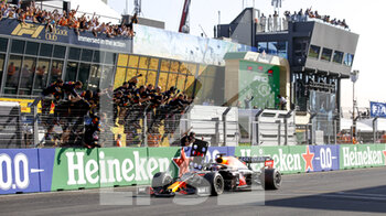 2021-09-05 - VERSTAPPEN Max (ned), Red Bull Racing Honda RB16B, action celebrating victory with the team during the Formula 1 Heineken Dutch Grand Prix 2021, 13th round of the 2021 FIA Formula One World Championship from September 3 to 5, 2021 on the Circuit Zandvoort, in Zandvoort, Netherlands - FORMULA 1 HEINEKEN DUTCH GRAND PRIX 2021, 13TH ROUND OF THE 2021 FIA FORMULA ONE WORLD CHAMPIONSHIP - FORMULA 1 - MOTORS