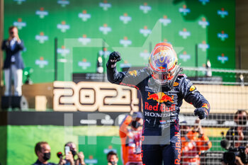 2021-09-05 - VERSTAPPEN Max (ned), Red Bull Racing Honda RB16B, portrait celebrating his 14th win, first one at home during the Formula 1 Heineken Dutch Grand Prix 2021, 13th round of the 2021 FIA Formula One World Championship from September 3 to 5, 2021 on the Circuit Zandvoort, in Zandvoort, Netherlands - FORMULA 1 HEINEKEN DUTCH GRAND PRIX 2021, 13TH ROUND OF THE 2021 FIA FORMULA ONE WORLD CHAMPIONSHIP - FORMULA 1 - MOTORS